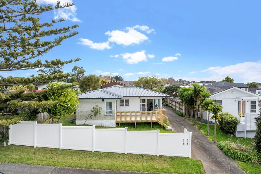 Bucklands Beach 2房 翻新住宅！优越地段，毗邻公园/海滩，名校环伺，售价$77万-$80万！ Renovated in a Perfect Location - High $700,000’s