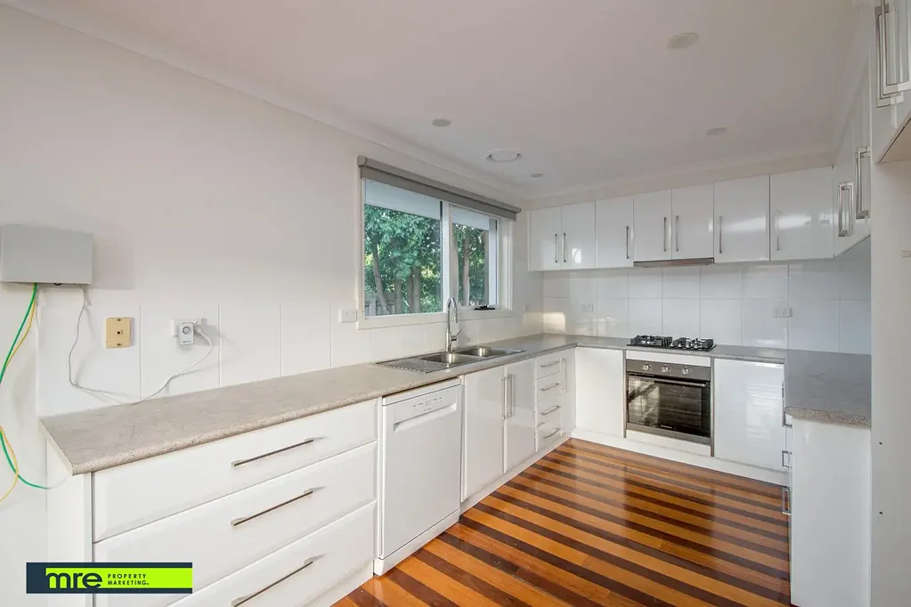 Lilydale 4Moenga Attention Downsizers !!!!
OWN STREET FRONTAGE - 4 bed house on unit size block!!!