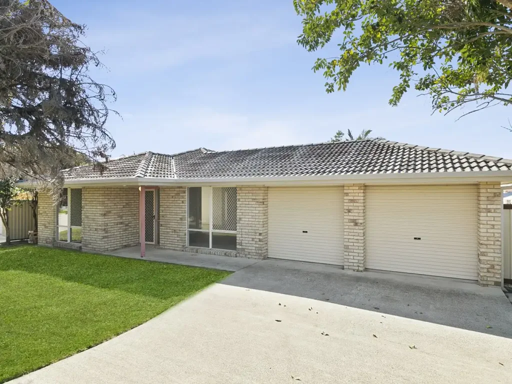 Sandstone Point 4房 718平米宽地块 4卧2卫双车库 邻近Bribie Island Moreton Bay 交通购物便利 Spacious Family Home with Endless Potential in Sought-After Sandstone Point.