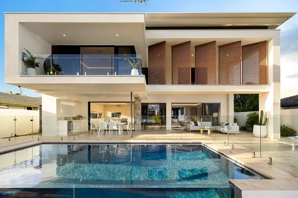 Broadbeach Waters 5Zimmer Auction On Site, Friday 10 July at 4:00pm - This property will sell on or before Auction.