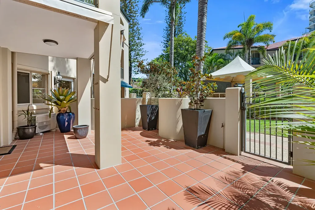 Main Beach 3ਬੈੱਡਰੂਮ Ground floor 3 bedroom with terraces and 2 side by side car spaces