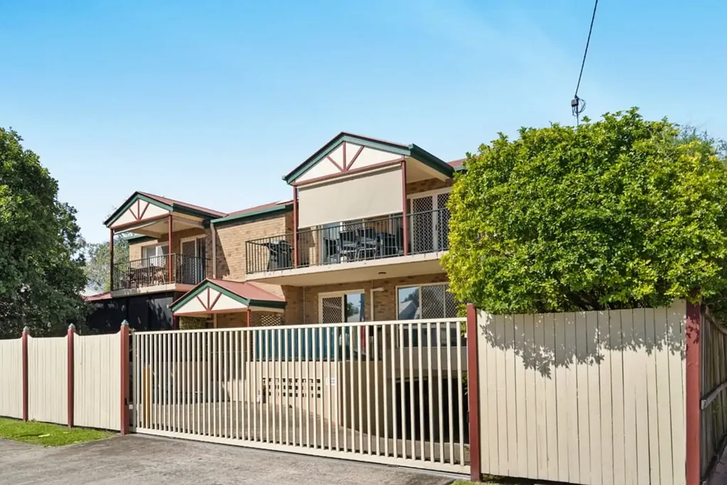 Stones Corner 1બેડરૂમ SOON TO BE VACANT & MOVE IN READY! THIS WILL NOT LAST!