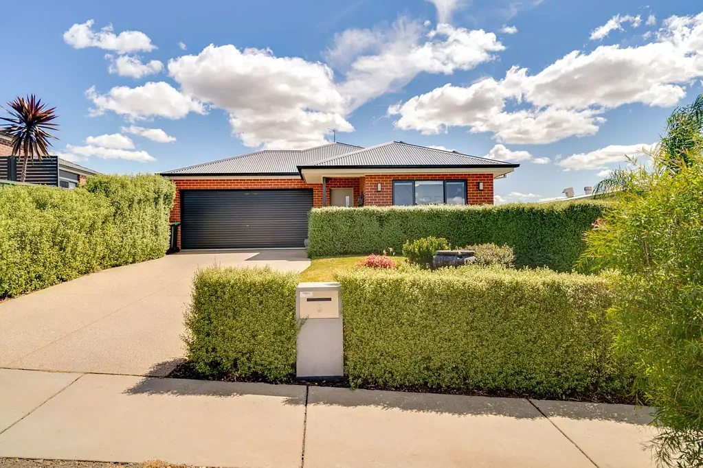 BEAUTIFUL MODERN FAMILY HOME - AN ENTERTAINERS DREAM!