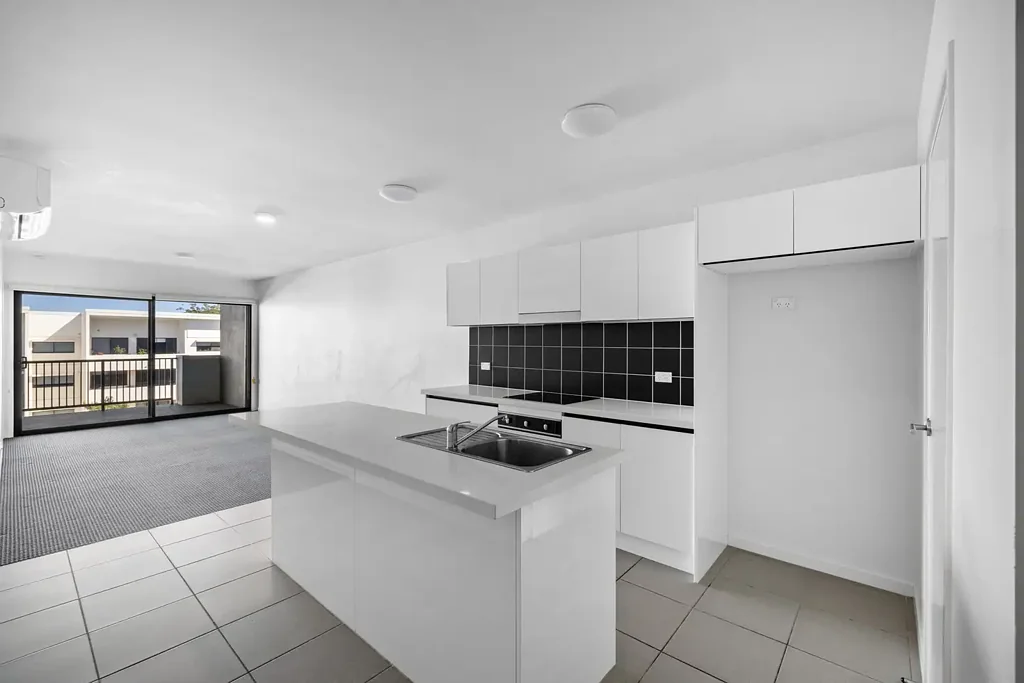 Sippy Downs 3房  Top Floor 3 Bedroom Apartment with Bush Views, 2 Balconies, 2 Car Spaces, Walk in Pantry