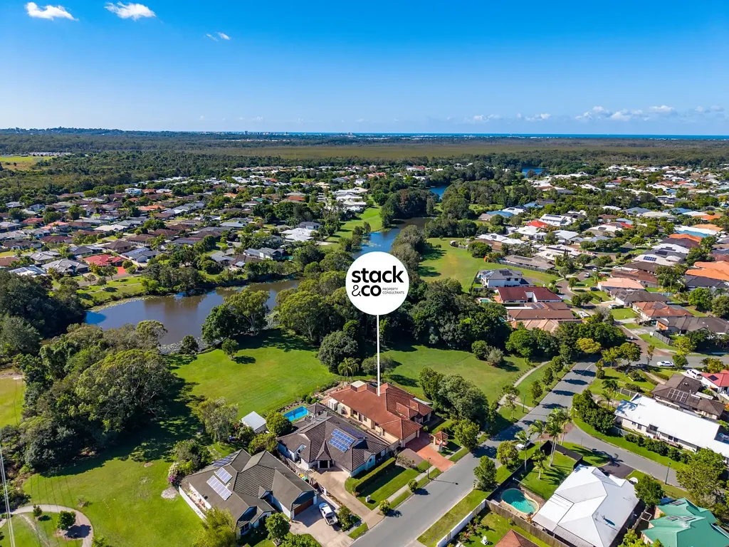 Sippy Downs 4Habitaciones Acreage Feel Meets Lakefront Living in the Heart of Sippy Downs