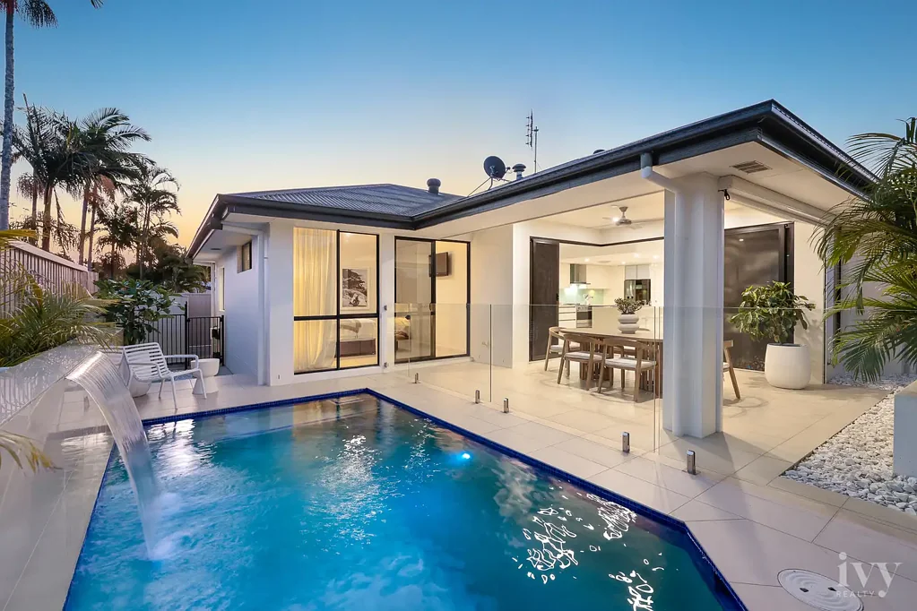 Runaway Bay 5房  Modern Family Home Moments from the Broadwater!