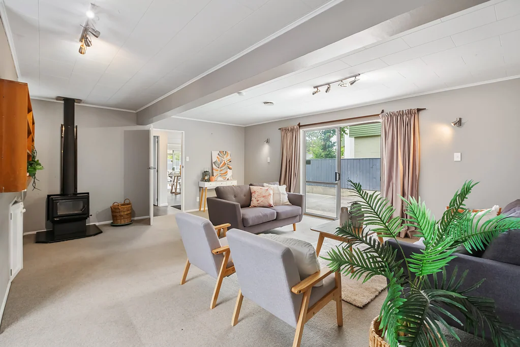 Raumati South 5 Bedroom Beaches beat Backyards - Every time!