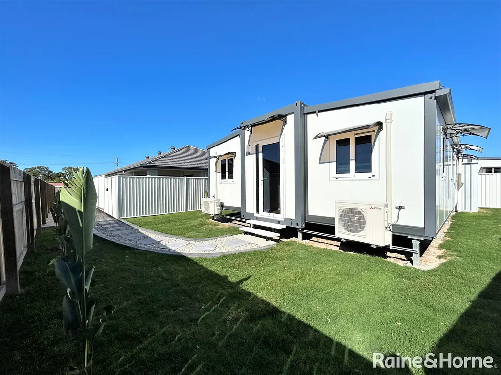 Private Coastal Living - Walk to the Esplanade