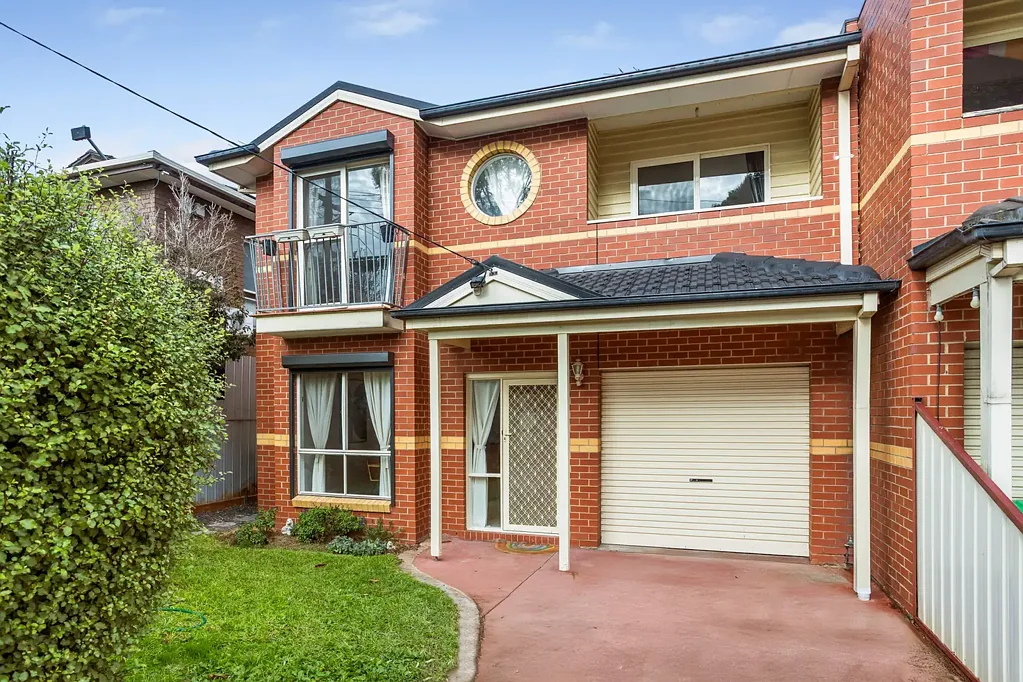 West Footscray 3房 三卧宽敞舒适 主卧带步入式衣帽间 两浴独立便捷 开放式起居空间 厨房备餐轻松 户外休闲阳台 封闭车库太阳能 中央西购物交通近 Stylish Home in West Footscray with No Owners Corporations Fees