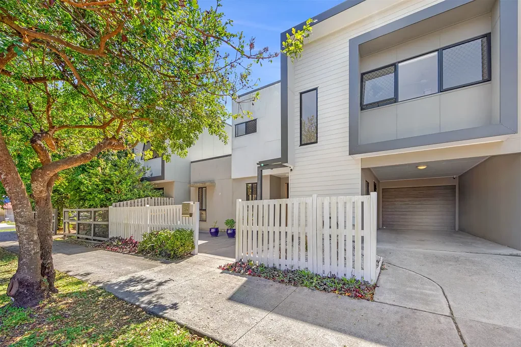 Coopers Plains 3침실 Immaculate Townhome in Cornerstone Living  Brisbanes Inner-South Hotspot