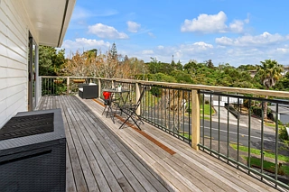 15 Robbies Road, Shelly Park, Manukau City