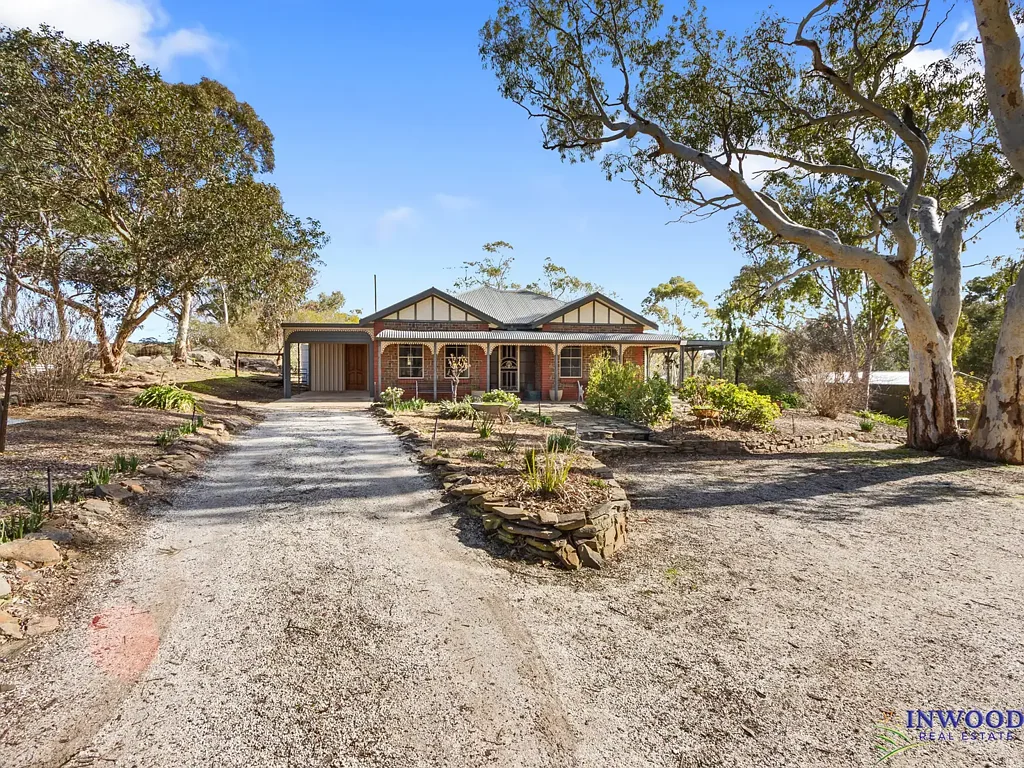 Springton 4房  Turn-key home on 8194 m2 of space and tranquility. Stunning country views over large gum trees. Your country home awaits.