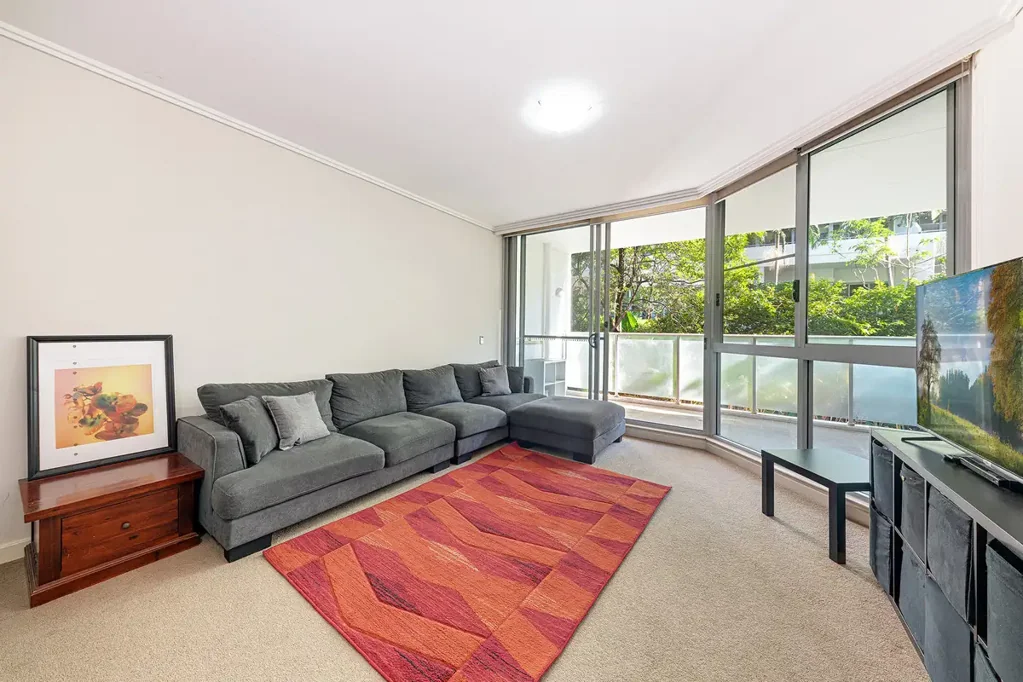 Newington 2 Bedroom Exceptional Ground Floor Garden Front Apartment