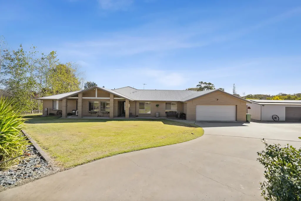 Young 4 Bedroom Worth Waiting For - That Elusive 2 Acre Lifestyle