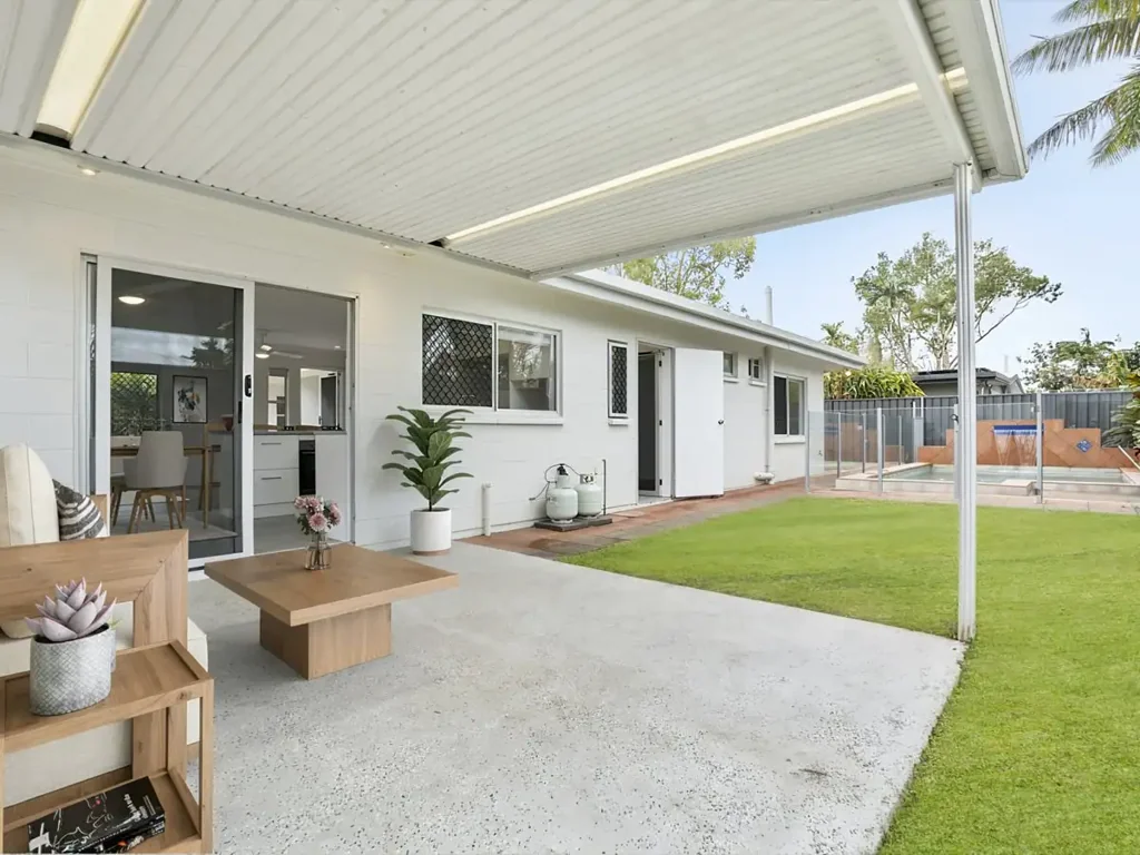 Holloways Beach 5chambre Full Duplex on One Title. Fantastic Investment Opportunity