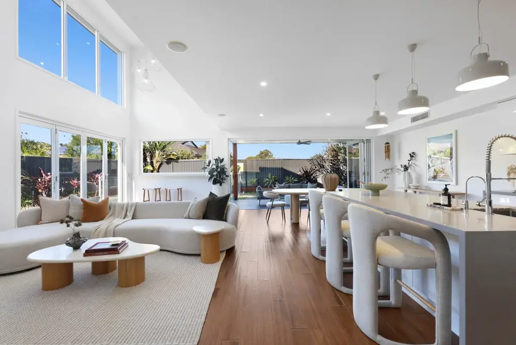 Palm Beach 4房  The Ultimate Palm Beach Family Entertainer with Pool, Side Access & Coastal Lifestyle on 631sqm