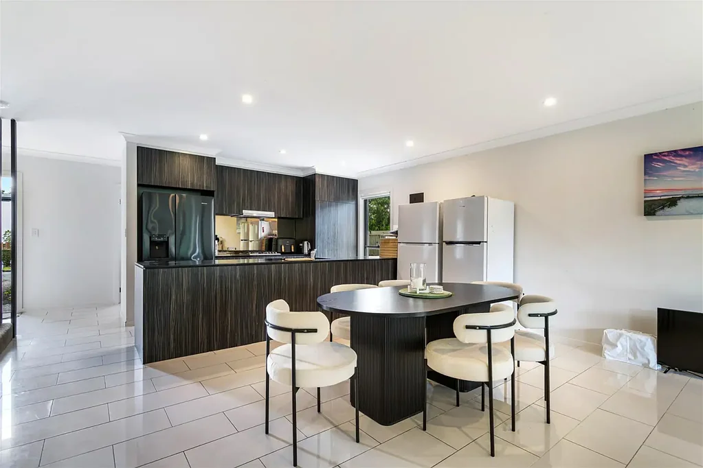 Robina 3房  Stylish 3-bedroom townhouse that offers you the Gold Coast Living, bordering the Glades Golf Course