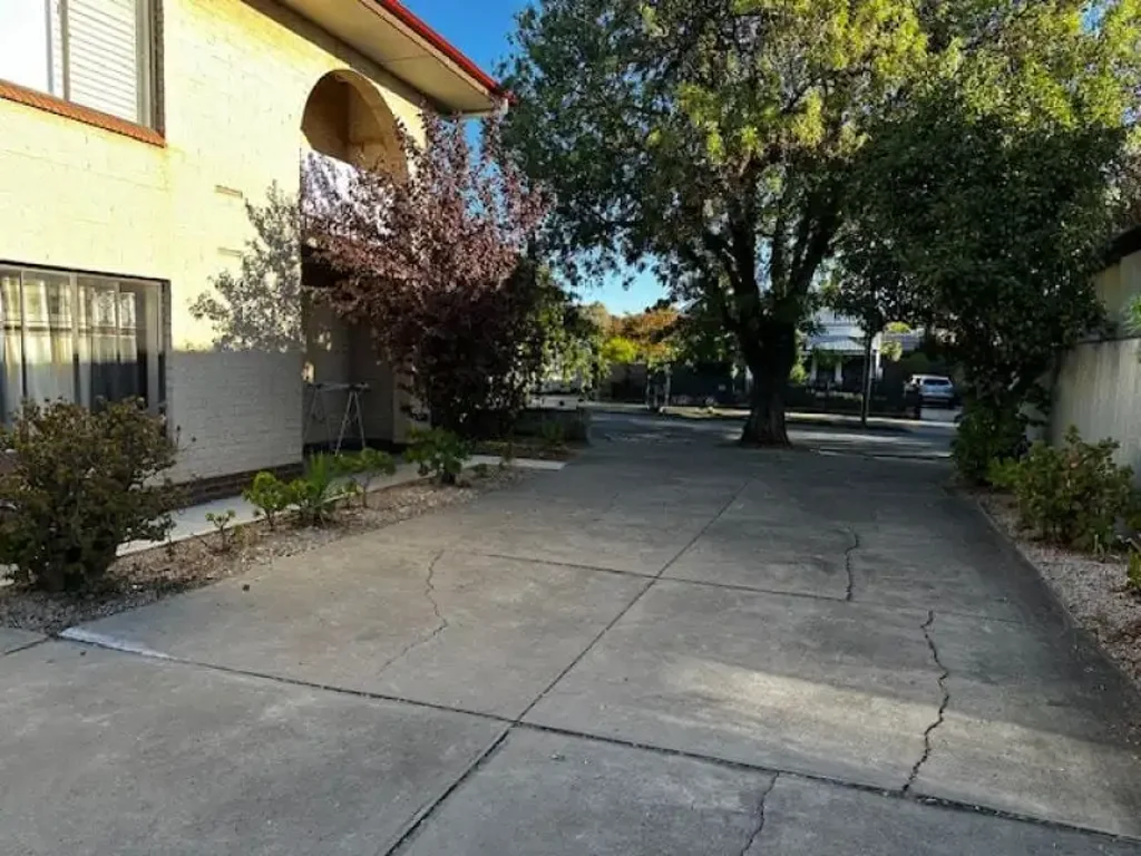 Well located unit close to bus, The Parade Norwood and good schools