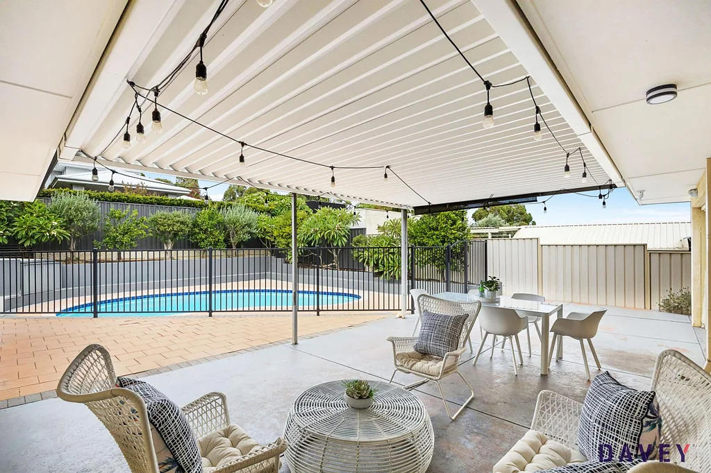 Karrinyup 4chambre A GATED HAVEN OF CHARM AND COMFORT!
