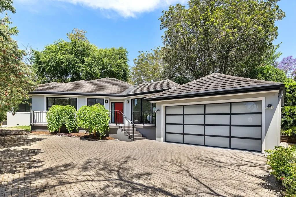 Pymble 4房 高端街道隐蔽位置 980平米阔地 Miele石材厨房 主卧套间 浴室恒温泳池 学区房近便 Sanctuary of single level ease and family entertaining