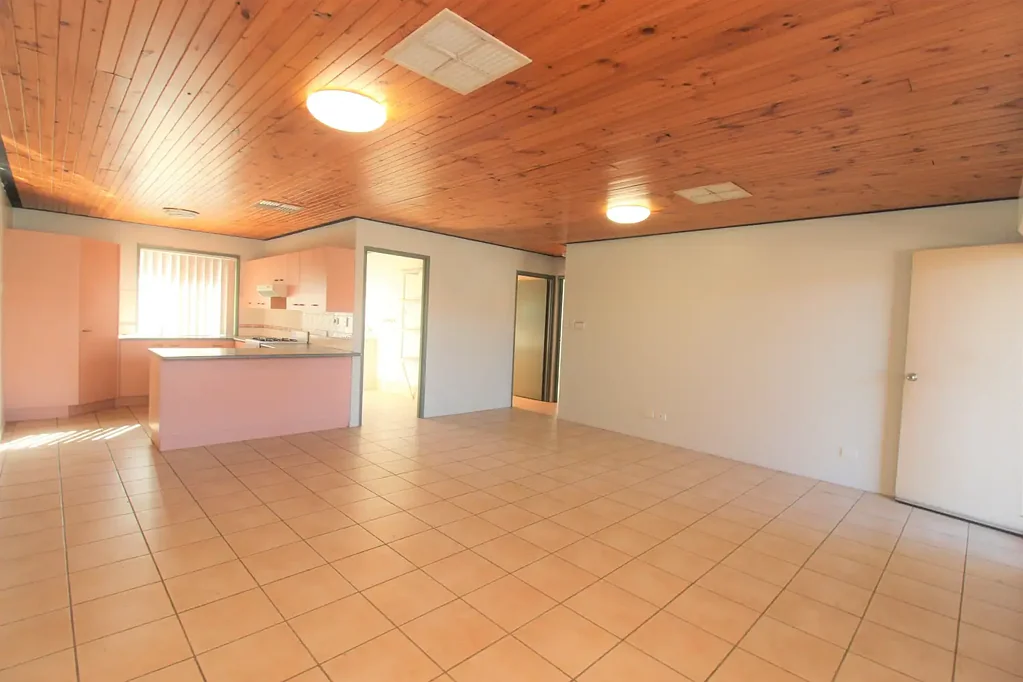 2 BEDROOM UNIT CLOSE TO SHOPS!!!