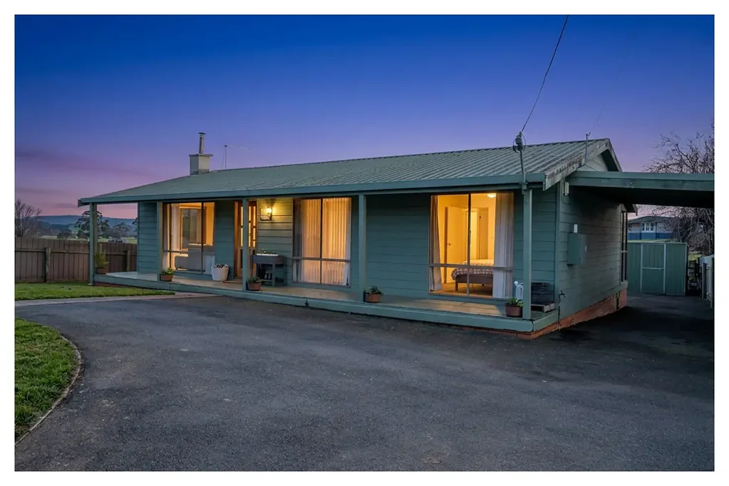Deloraine 2房  THIS SPACE: Country Charm on 1.2 Acres.