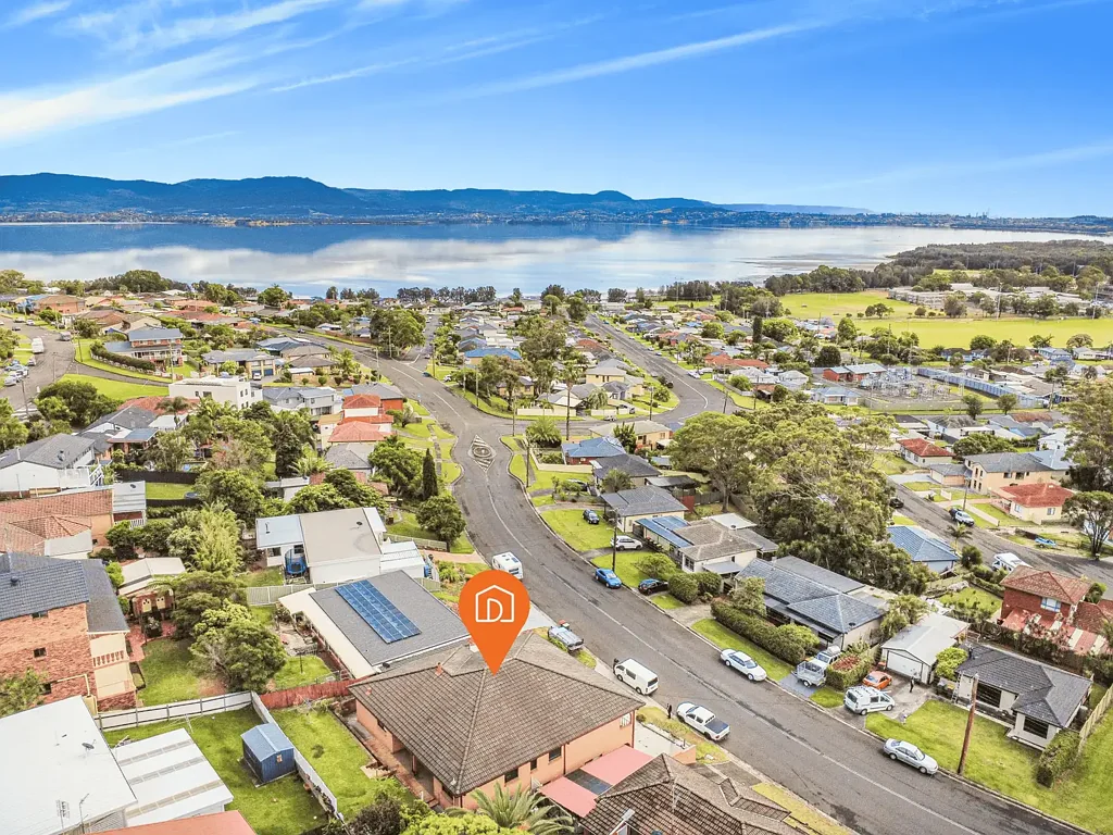 SPACIOUS 4-BEDROOM TOP FLOOR UNIT WITH LAKE VIEWS