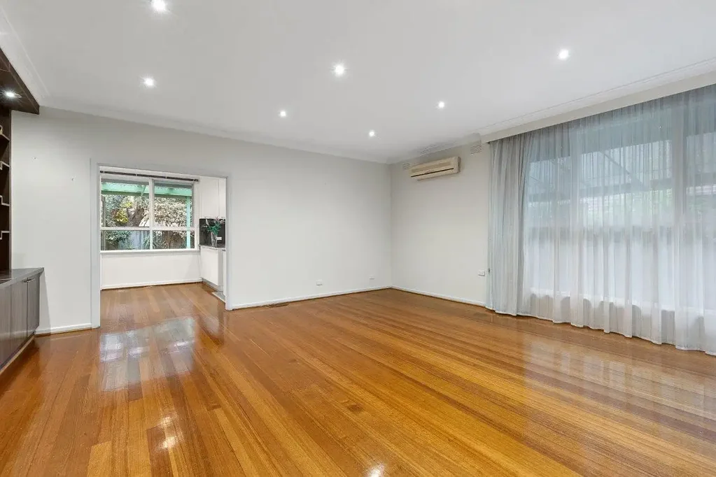 Grand Single-Level Living in a Quiet Cul-De-Sac