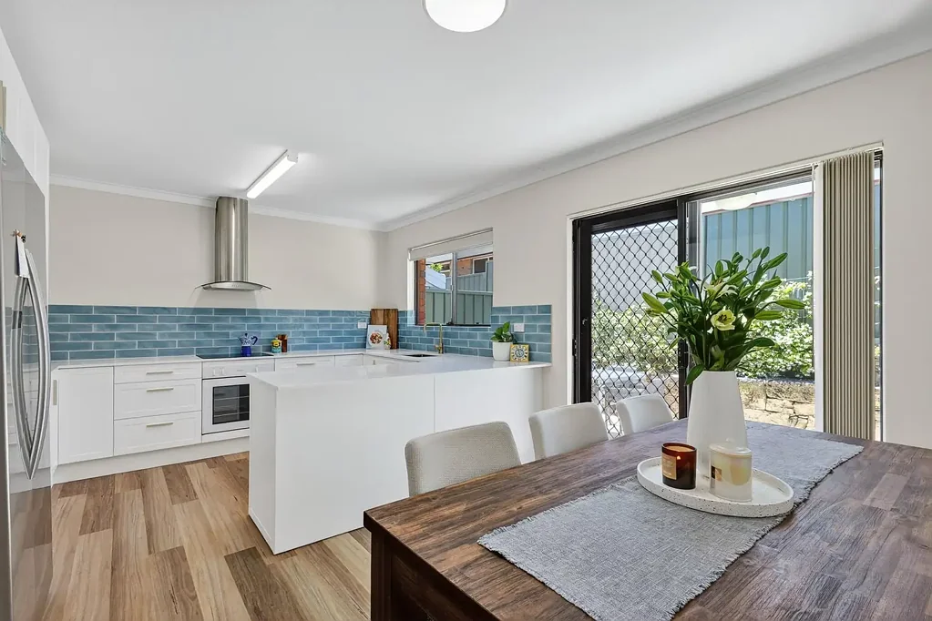 2/6 Kitchener Road, Melville, WA 6156