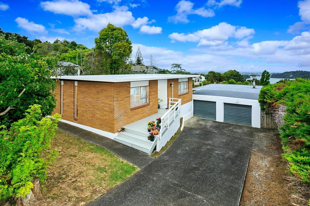 1/4 Lynn Road, Glenfield, North Shore City, Auckland