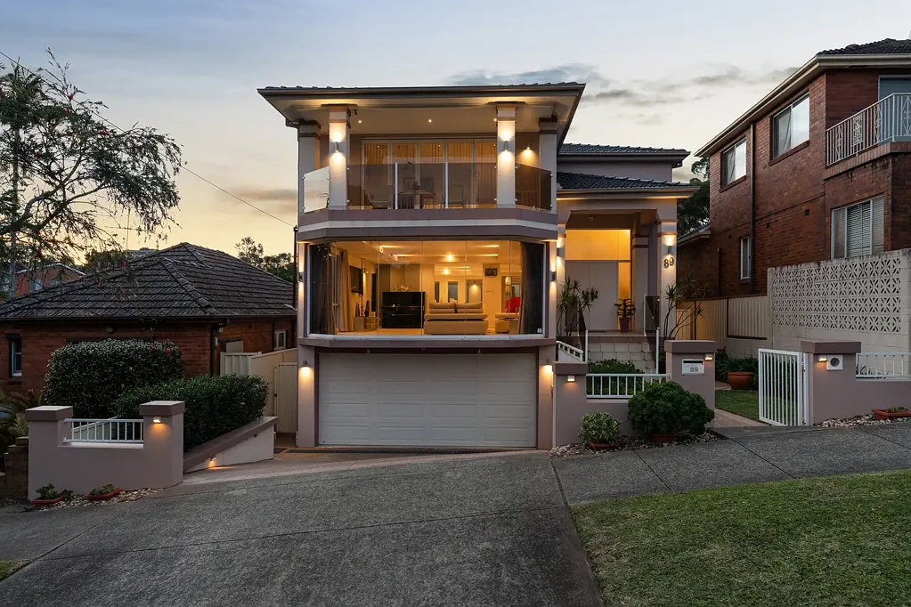 Mortdale 6ਬੈੱਡਰੂਮ Show Stopping 6-bedroom Family Home