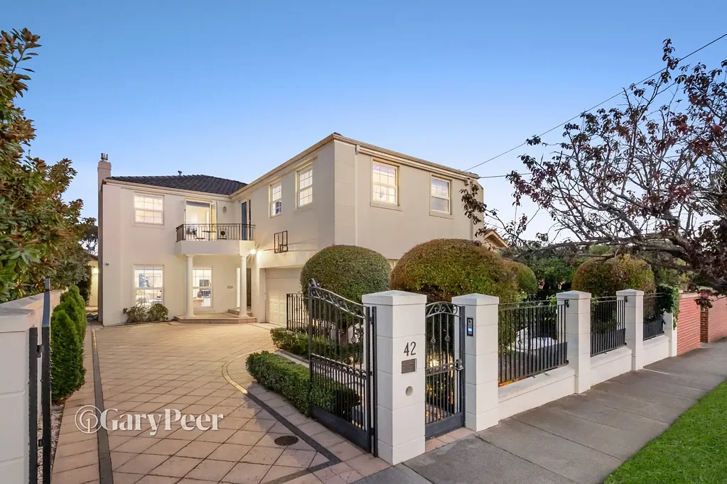 Elsternwick 5房 大理石壁炉 室内泳池SPA 阳光房天窗 顶级安全系统 便捷学区交通 A modern mansion of magnificent scale