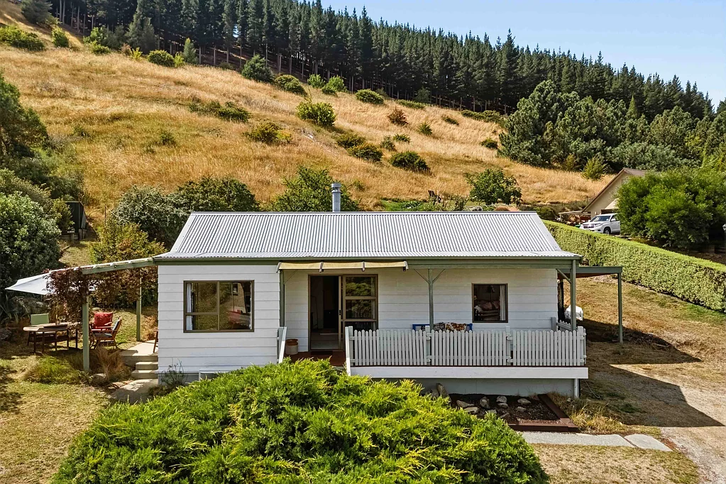 Clyde 2 Bedroom First Home or Holiday Haven with views!