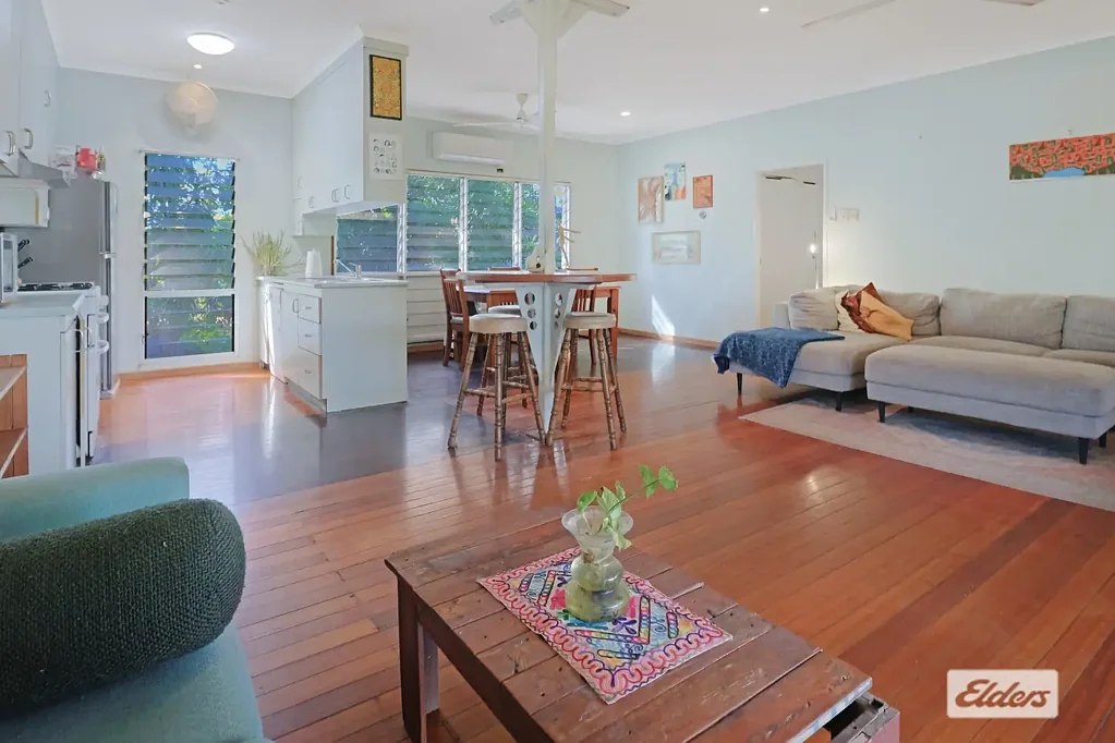 Overlooking Dakota Park - comfortable family home