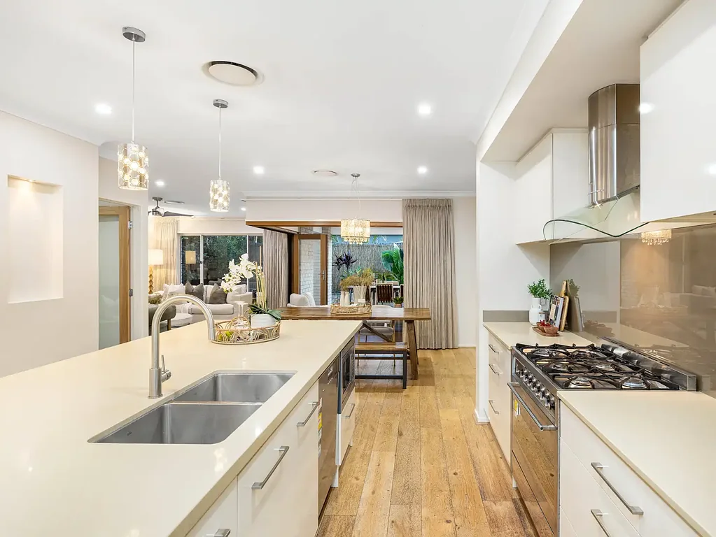 Augustine Heights 4침실 Modern spacious family home next to parklands.