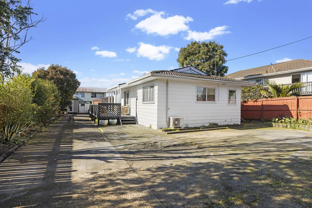 Te Atatu Peninsula 3Phòng ngủ Dual-Income Opportunity - Live In, Invest or Land Bank