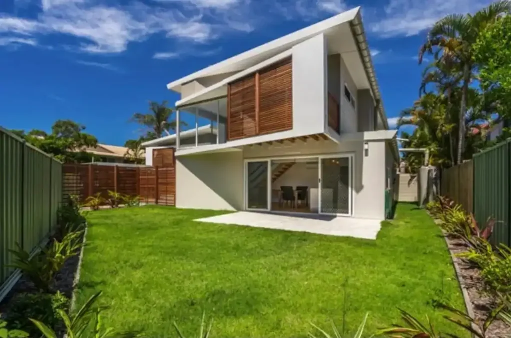 Large modern townhouse with private courtyard