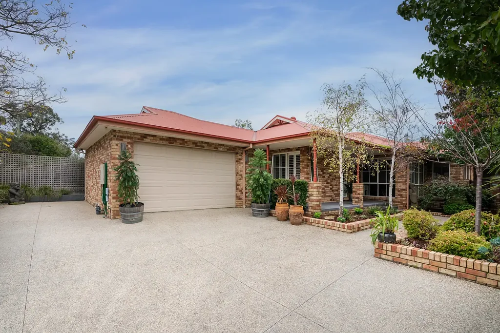 Langwarrin 5房 宽敞5卧4起居 宽阔庭院826㎡ 砖砌外观 下沉式客厅 开放式家庭空间 木烟囱取暖器 独立家庭影院 遮盖户外甲板 主卧双水槽spa 衣帽间 蒸发冷却 管道供暖 大型双车库 死胡同宁静位置 Room for Everyone. Space for Everything!