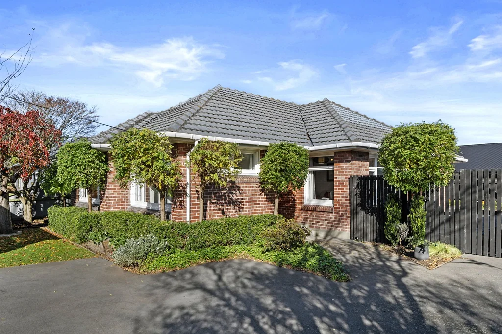 Bright Three Bedroom Home In Hoon Hay!