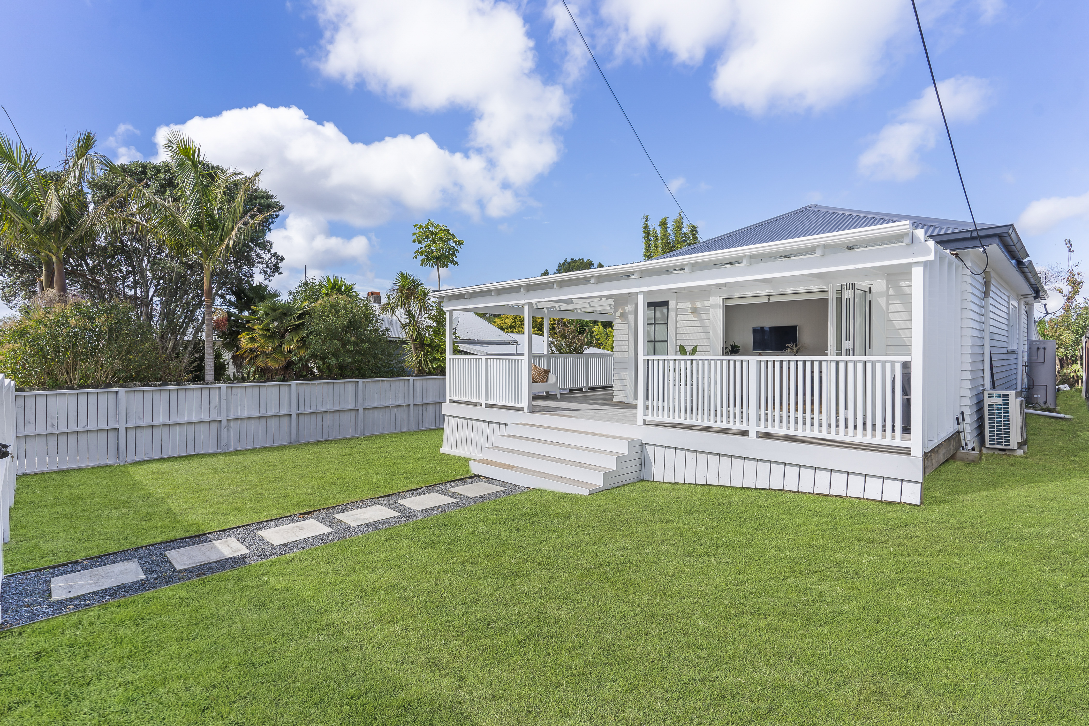 1/8 West Lynn Road, Titirangi, Auckland - Waitakere, 2 Bedrooms, 1 Bathrooms