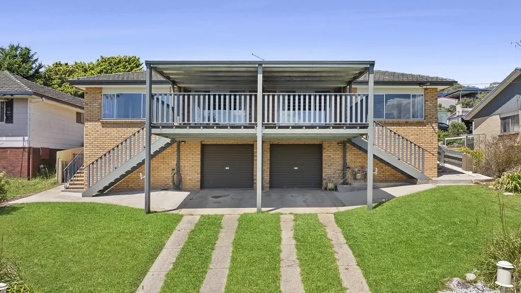 Modern 3 Bedroom Home with Sweeping Goulburn Views