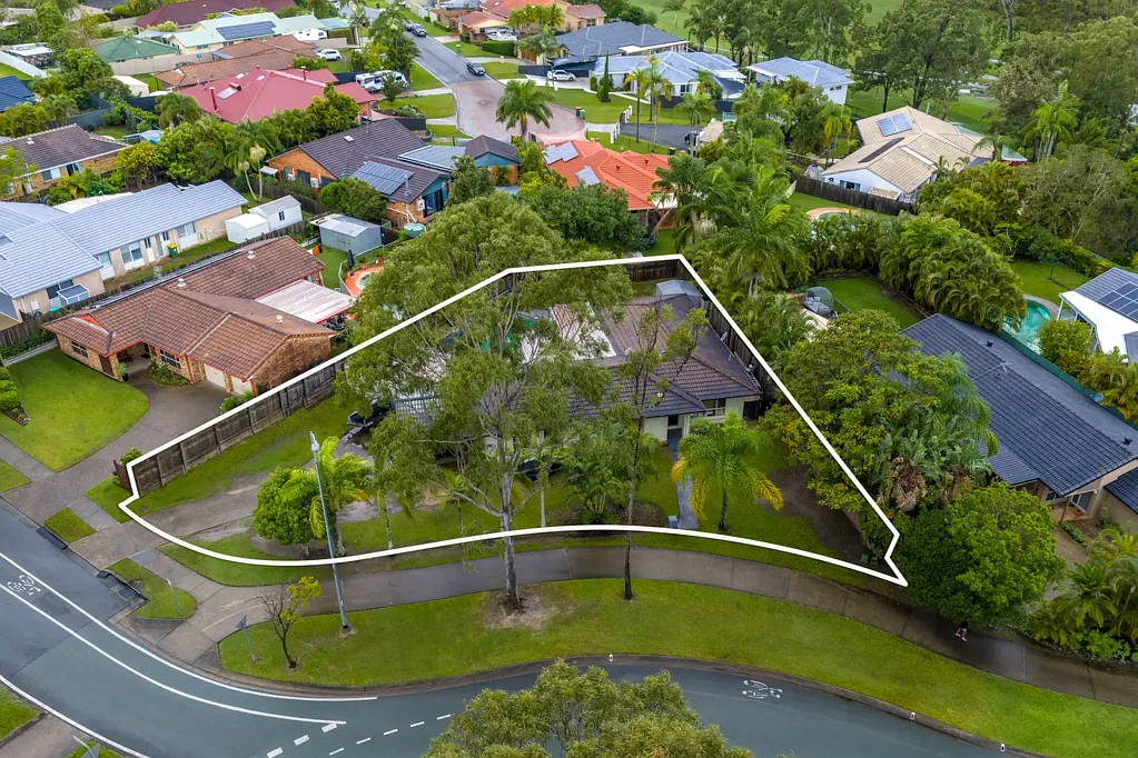 Parkwood 5房  Tropical Poolside Paradise with Flexible Multigenerational Living
