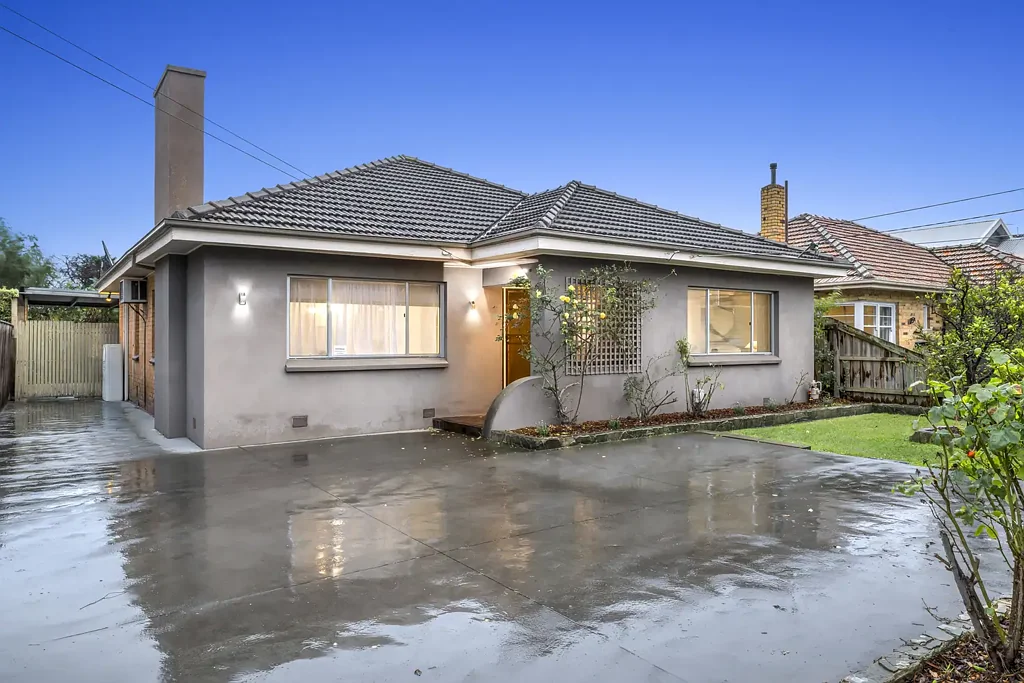 Oakleigh 3房 传统建筑风格 558sqm宽幅地 双生活区域 全天候露台 双车库 储物棚 太阳能系统 步行便利 Walkable & Timelessly Traditional with Family Functionality