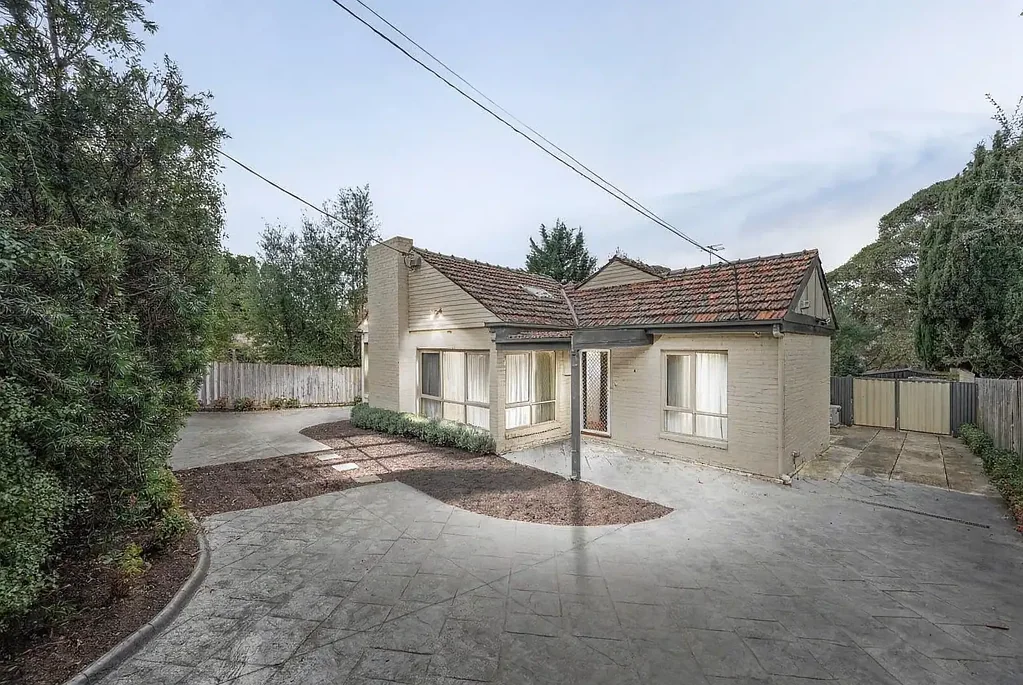 SPACIOUS FAMILY LIVING WITH PARKLAND VIEWS IN EAGLEMONT