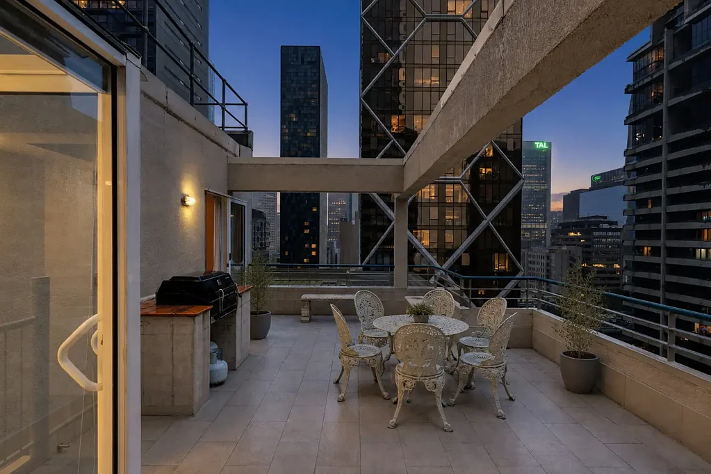 Melbourne 3Moenga Prestige Top-Floor Entertainer – First Time Offered in Over 25 Years