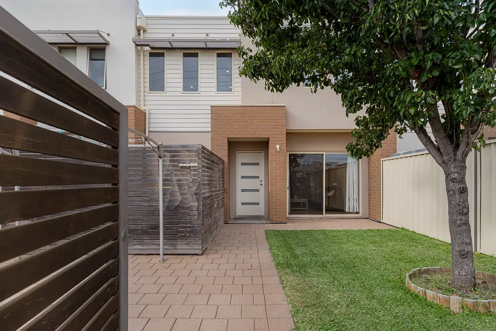 Woodville South 3침실 Neat Townhouse in Prime Western Postcode!