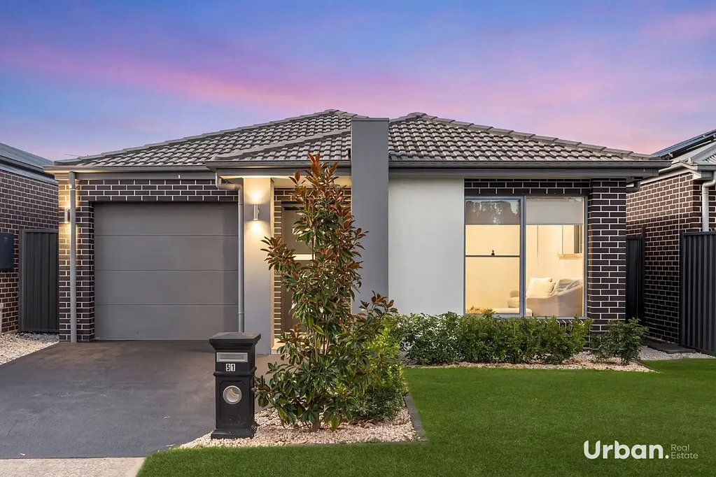 Marsden Park 4غرفة نوم Superb single storey with Lake side aspect
