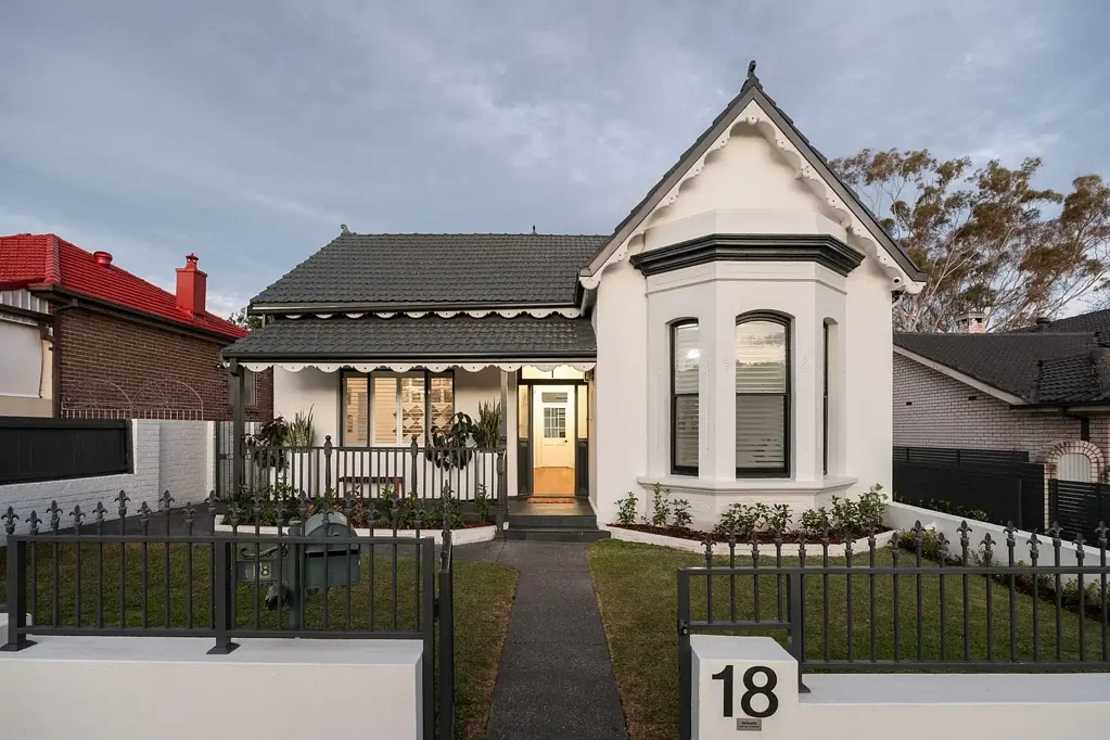 Enfield 9Phòng ngủ Family Living on a Grand Scale with Added Granny Flat Flexibility