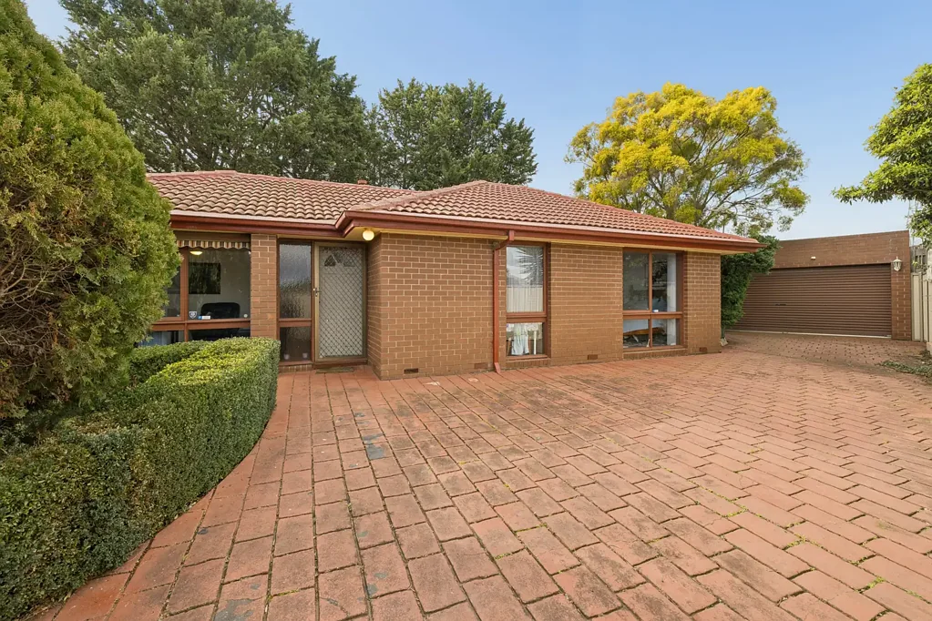 Westmeadows 3房 僻静小巷，占地 730 平方米，宽敞家庭生活 Spacious Family Living on 730sqm in a Quiet Court