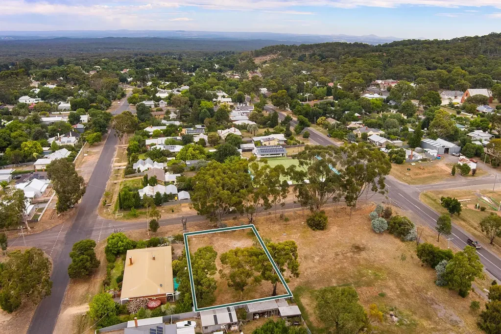 Maldon Original quarter acre block - town services, superb position.